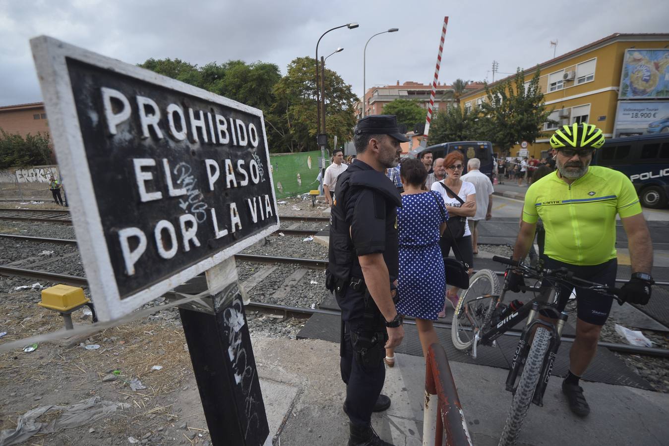 Los agentes han cargado contra algunos vecinos después de que les lanzaran piedras y botellas. La Policía ha desplegado un dispositivo para impedir que los vecinos ocupen el paso a nivel de Santiago el Mayor