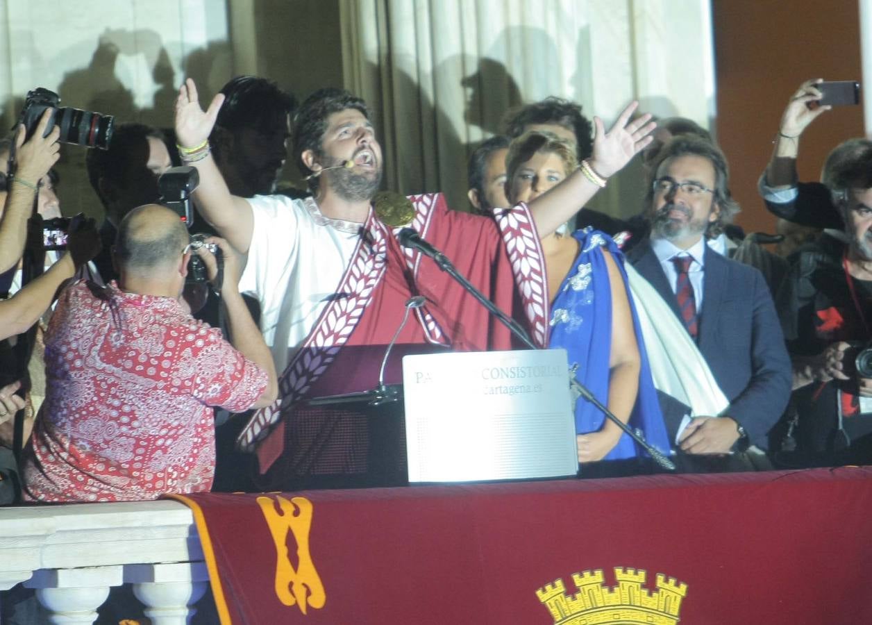 El presidente de la Comunidad pronuncia el pregón con el que dan comienzo las XXVIII Fiestas de Carthagineses y Romanos, en el primer año en el que están catalogadas de Interés Turístico Internacional