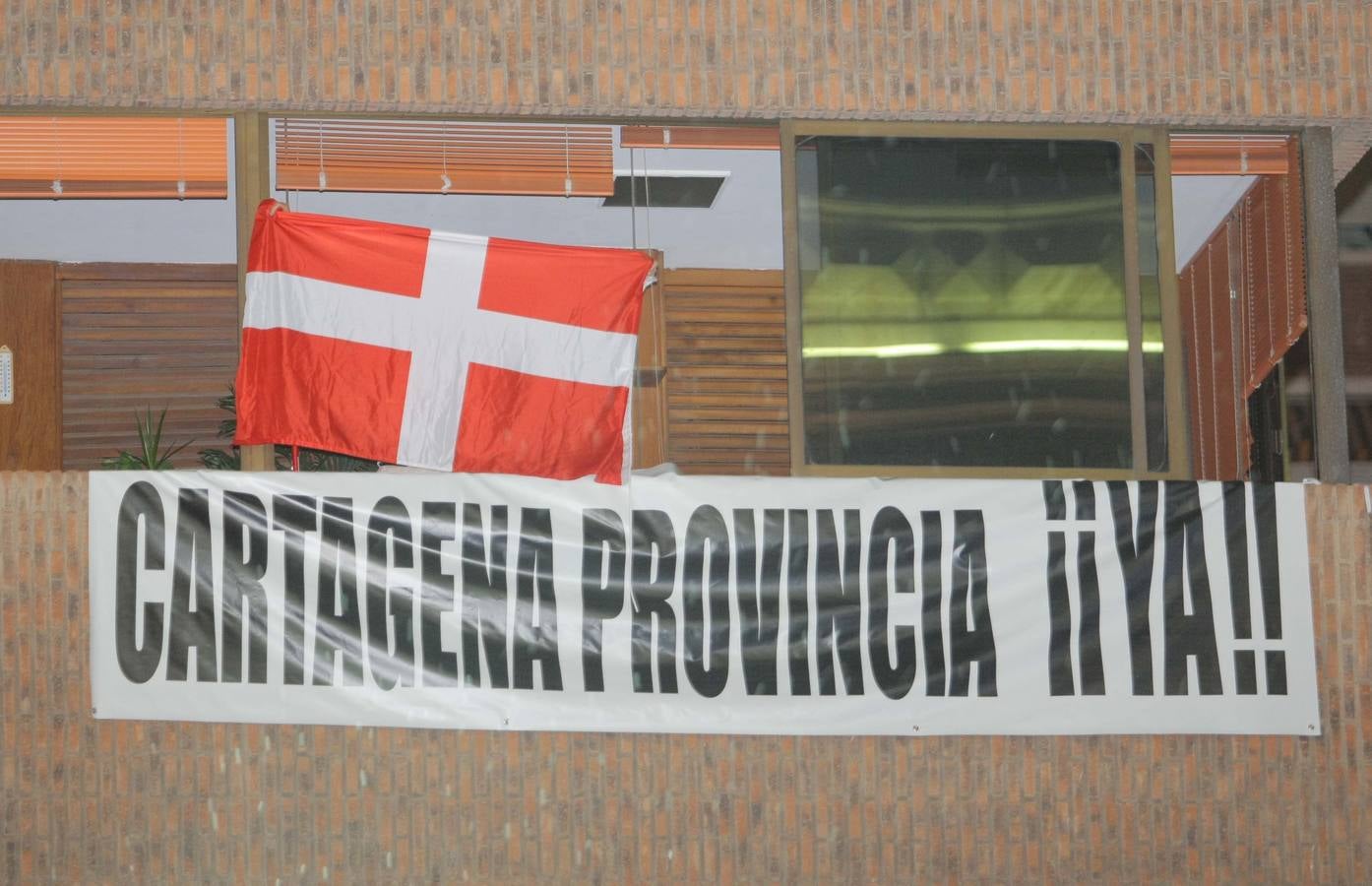 El presidente de la Comunidad pronuncia el pregón con el que dan comienzo las XXVIII Fiestas de Carthagineses y Romanos, en el primer año en el que están catalogadas de Interés Turístico Internacional