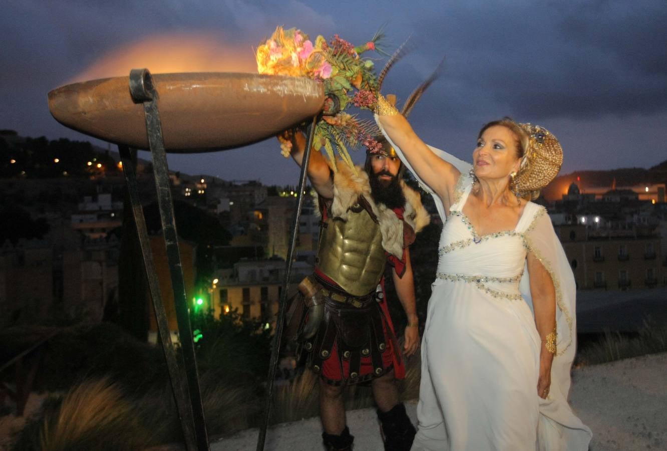 El presidente de la Comunidad pronuncia el pregón con el que dan comienzo las XXVIII Fiestas de Carthagineses y Romanos, en el primer año en el que están catalogadas de Interés Turístico Internacional