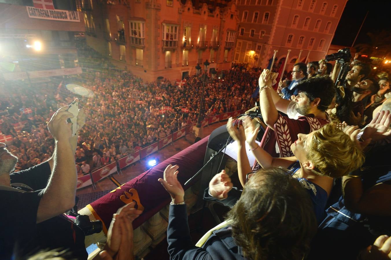 El presidente de la Comunidad pronuncia el pregón con el que dan comienzo las XXVIII Fiestas de Carthagineses y Romanos, en el primer año en el que están catalogadas de Interés Turístico Internacional