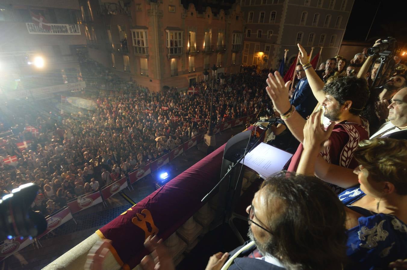 El presidente de la Comunidad pronuncia el pregón con el que dan comienzo las XXVIII Fiestas de Carthagineses y Romanos, en el primer año en el que están catalogadas de Interés Turístico Internacional