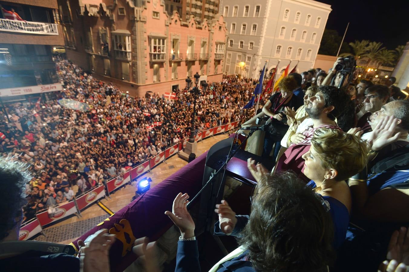 El presidente de la Comunidad pronuncia el pregón con el que dan comienzo las XXVIII Fiestas de Carthagineses y Romanos, en el primer año en el que están catalogadas de Interés Turístico Internacional