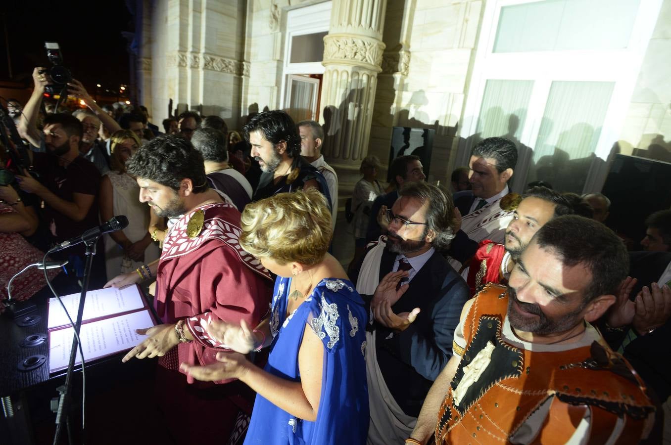 El presidente de la Comunidad pronuncia el pregón con el que dan comienzo las XXVIII Fiestas de Carthagineses y Romanos, en el primer año en el que están catalogadas de Interés Turístico Internacional