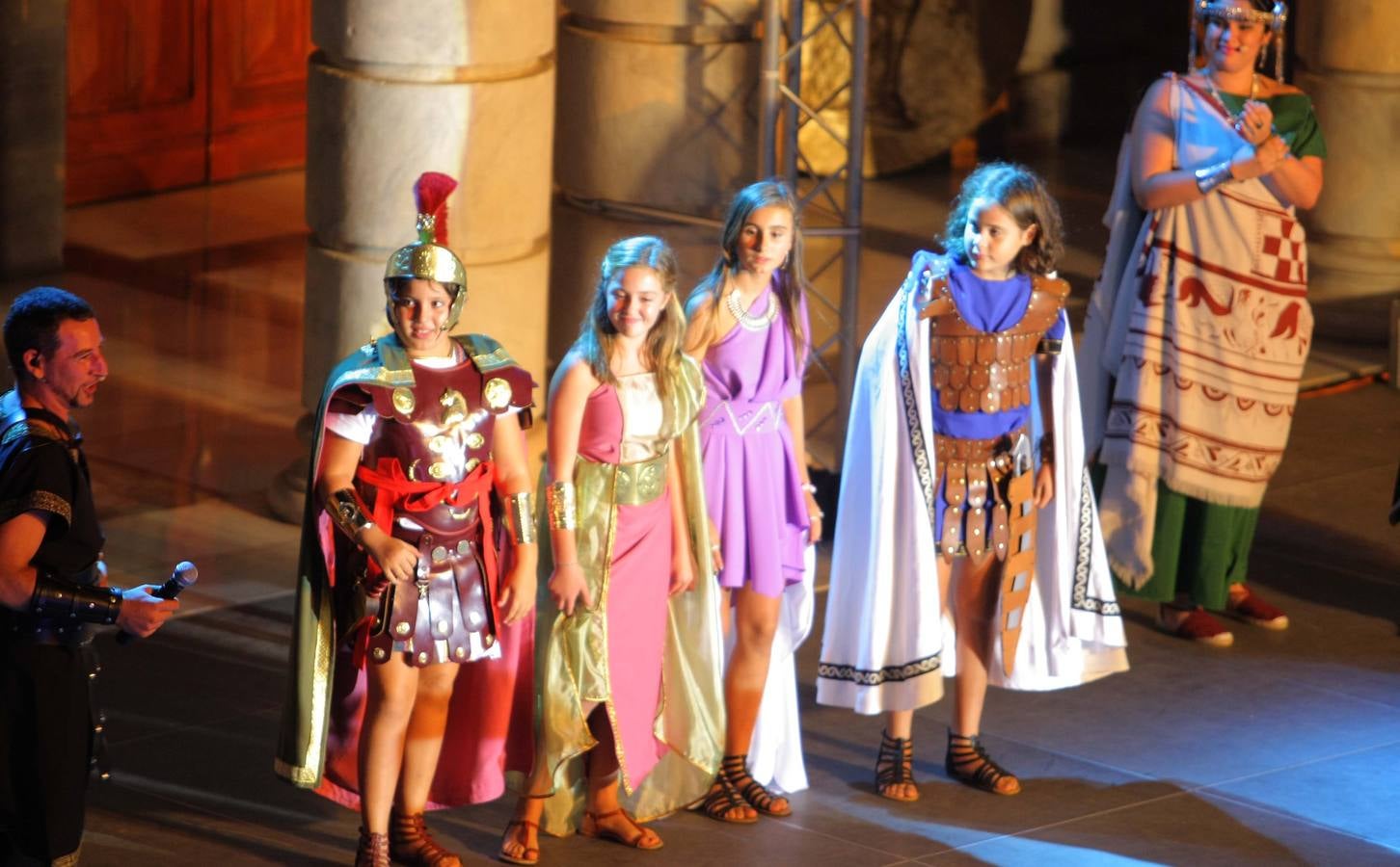 El presidente de la Comunidad pronuncia el pregón con el que dan comienzo las XXVIII Fiestas de Carthagineses y Romanos, en el primer año en el que están catalogadas de Interés Turístico Internacional