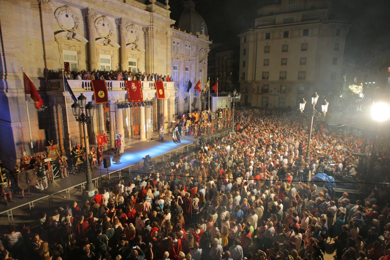 El presidente de la Comunidad pronuncia el pregón con el que dan comienzo las XXVIII Fiestas de Carthagineses y Romanos, en el primer año en el que están catalogadas de Interés Turístico Internacional