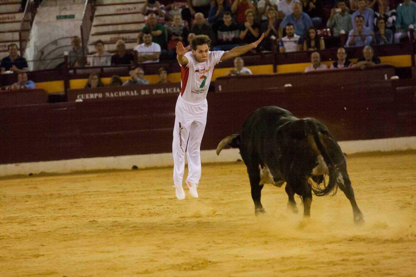 Las luces del centenario coso de La Condomina se encendieron anoche para acoger un espectáculo singular: una semifinal del Campeonato de España de recortadores