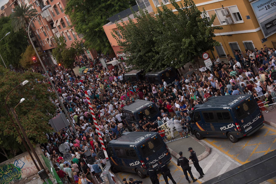 Miles de vecinos realizan una marcha desde la calle Torre de Romo hasta la Delegación del Gobierno para volver a pedir el soterramiento de las vías