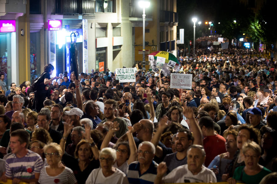 Miles de vecinos realizan una marcha desde la calle Torre de Romo hasta la Delegación del Gobierno para volver a pedir el soterramiento de las vías