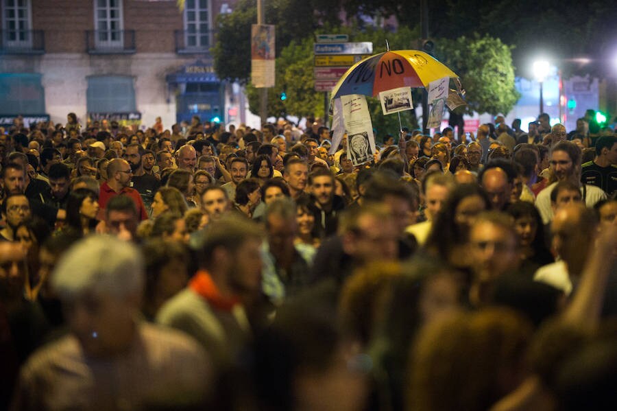 Miles de vecinos realizan una marcha desde la calle Torre de Romo hasta la Delegación del Gobierno para volver a pedir el soterramiento de las vías