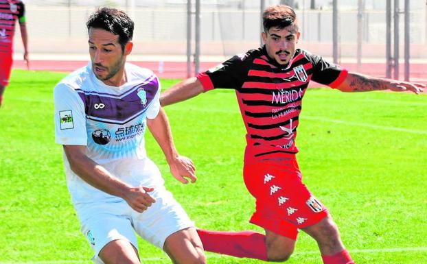 Chupe con el balón controlado en el encuentro ante el Mérida.