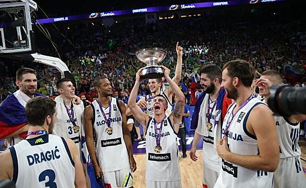 Los jugadores de la selección eslovena celebran el título europeo. 