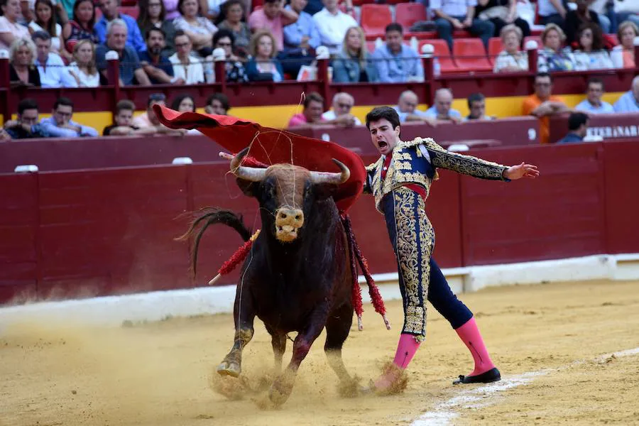 La novillada con picadores de la Feria de Murcia tuvo como gran protagonista al debutante Ramón Serrano. Cortó tres orejas en la tarde que hacía su presentación con los del castoreño y causó una gratísima impresión