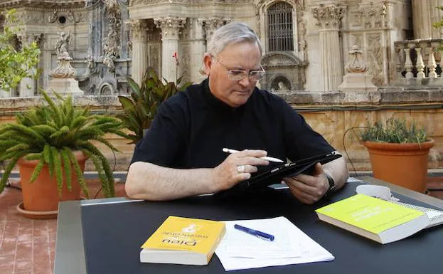 José Manuel Lorca Planes dibuja en su terraza del Palacio episcopal, frente al imafronte catedralicio. 