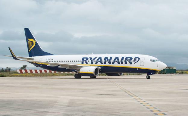 Avión de Ryanair en la pista del aeropuerto de San Javier.