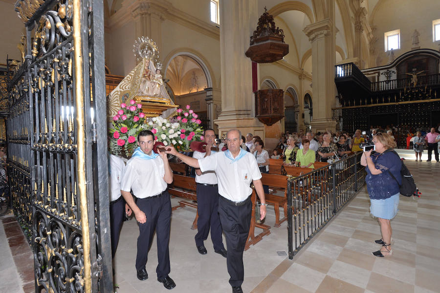 La Patrona de Lorca es llevada en romería por una mar de fieles desde su santuario