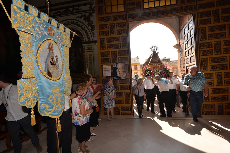 La Patrona de Lorca es llevada en romería por una mar de fieles desde su santuario