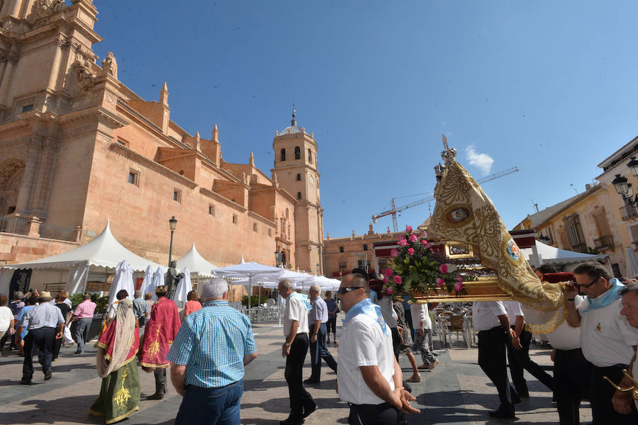 La Patrona de Lorca es llevada en romería por una mar de fieles desde su santuario