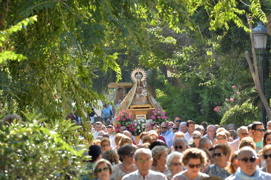 La Patrona de Lorca es llevada en romería por una mar de fieles desde su santuario