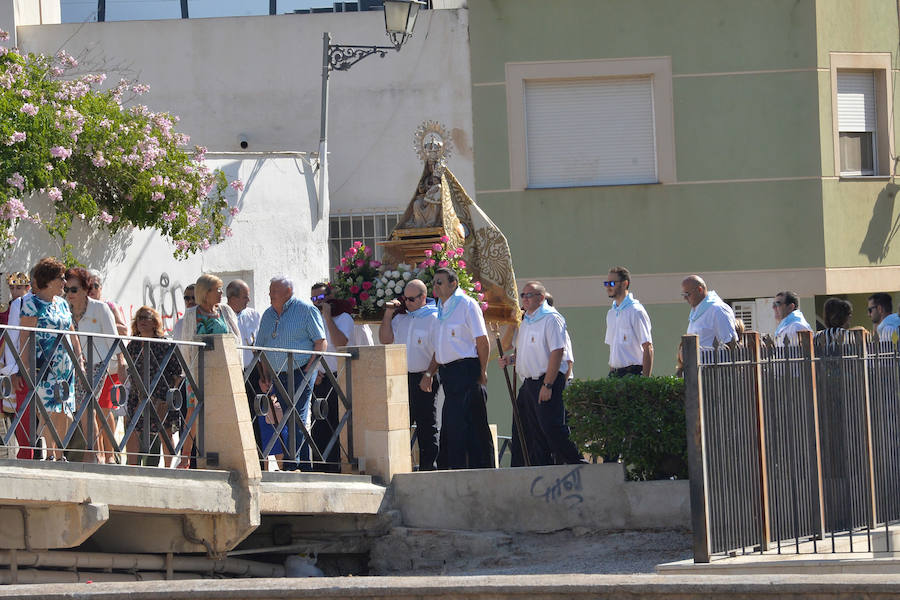 La Patrona de Lorca es llevada en romería por una mar de fieles desde su santuario