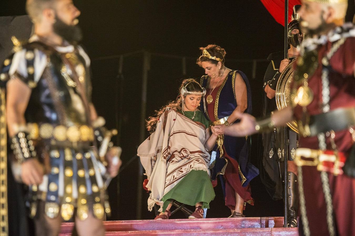 Una banda sonora propia realza la entrada de los personajes carthagineses a un escenario con más luz y fuegos, para disfrute de 1.300 espectadores