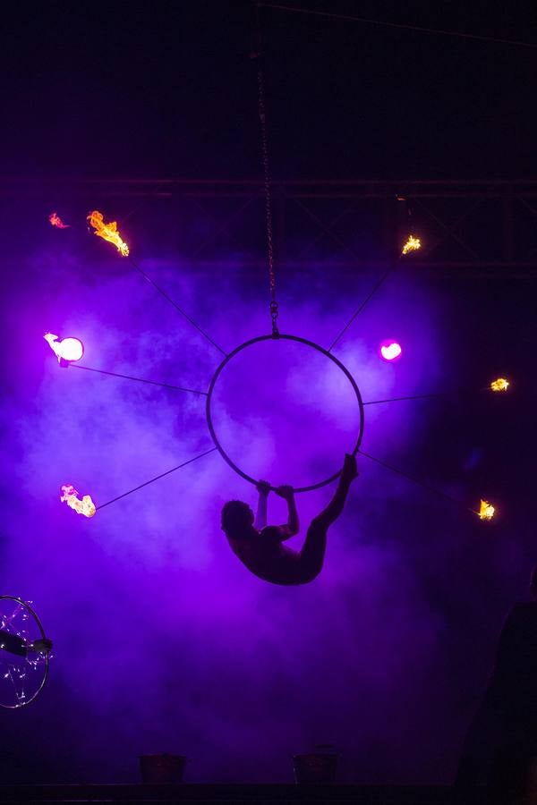 Una banda sonora propia realza la entrada de los personajes carthagineses a un escenario con más luz y fuegos, para disfrute de 1.300 espectadores