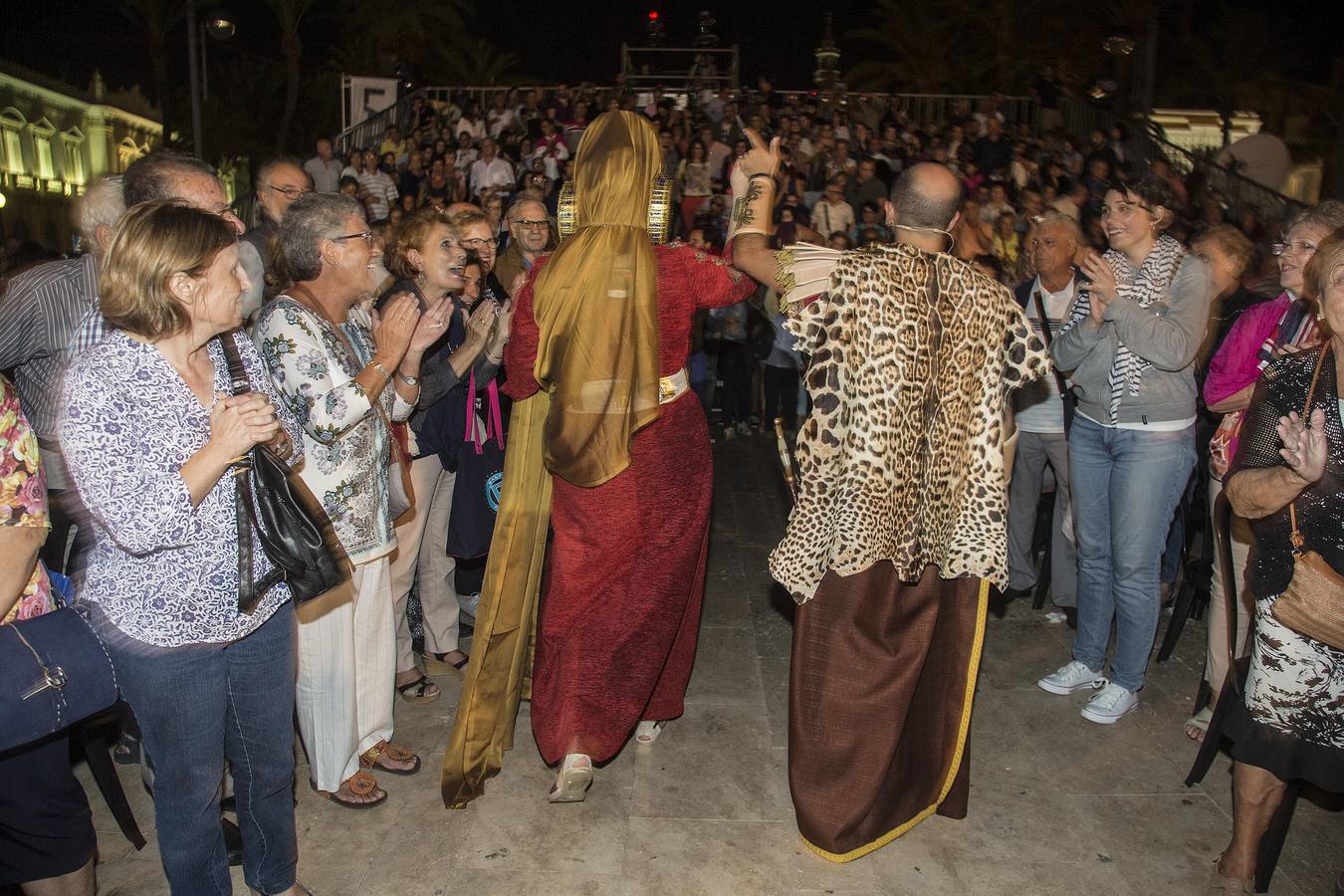 Una banda sonora propia realza la entrada de los personajes carthagineses a un escenario con más luz y fuegos, para disfrute de 1.300 espectadores