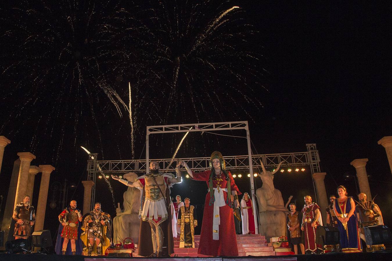 Una banda sonora propia realza la entrada de los personajes carthagineses a un escenario con más luz y fuegos, para disfrute de 1.300 espectadores