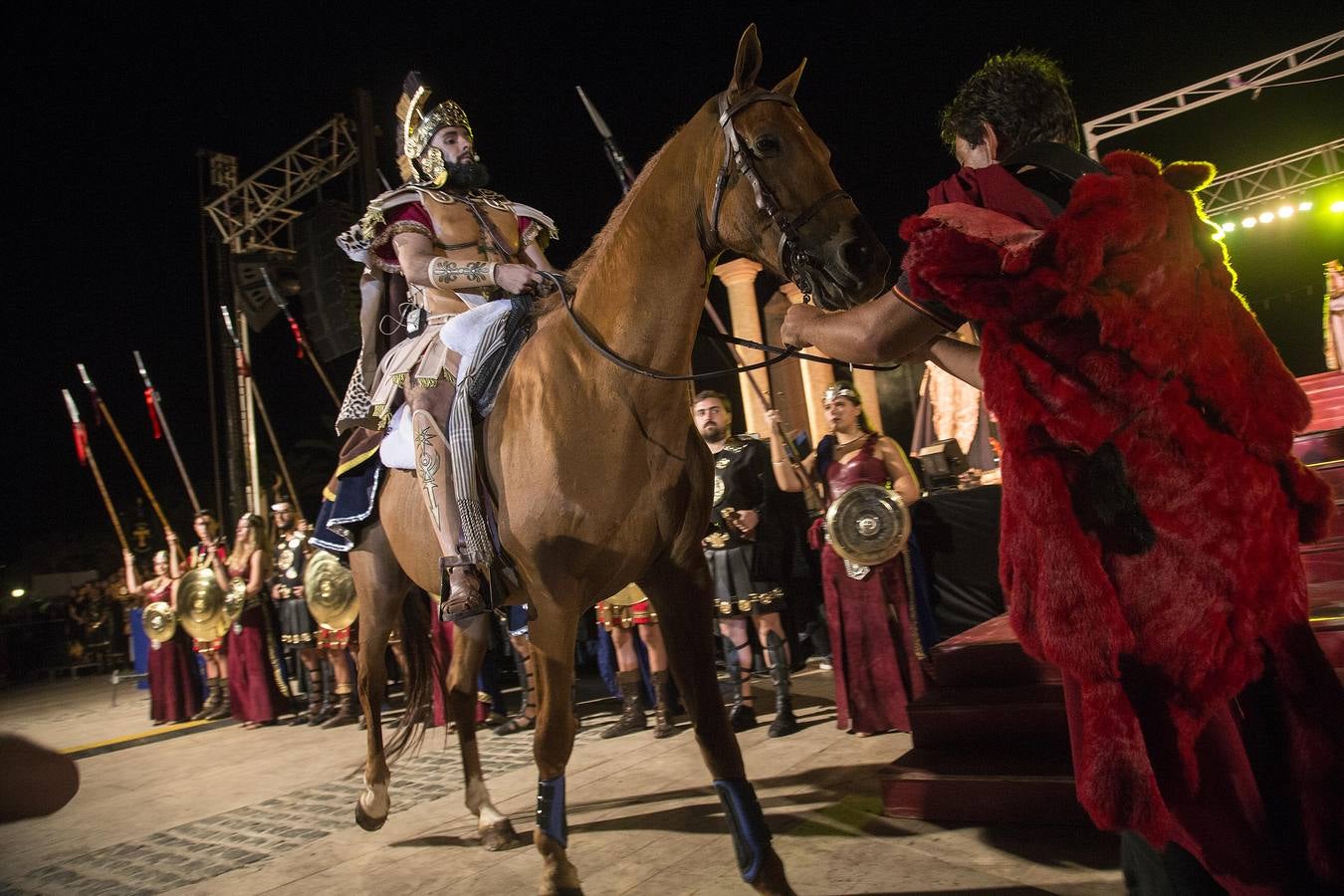 Una banda sonora propia realza la entrada de los personajes carthagineses a un escenario con más luz y fuegos, para disfrute de 1.300 espectadores