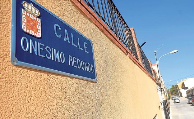 Una de las cinco calles que serán sustituidas en los próximos días es la de Onésimo Redondo, uno de los fundadores de la Falange, de El Palmar, este martes.