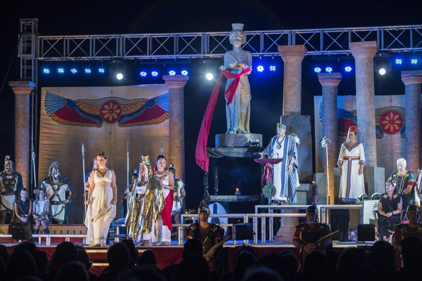 La ofrenda realizada en la representación de la revelación de Tanit a Himilce son alimentos para la Casa Cuna y la Hospitalidad