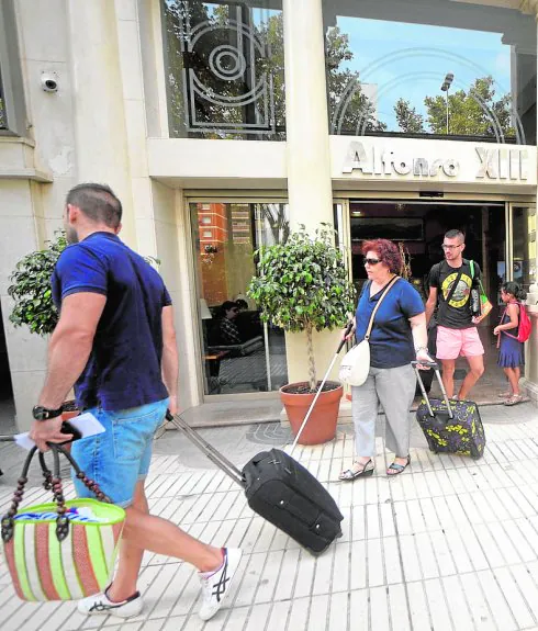 Turistas saliendo de un hotel, en una foto de archivo. 