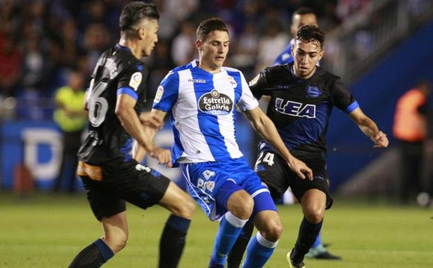 Fabian Schär pelea por el balón con Torres y Munir. 