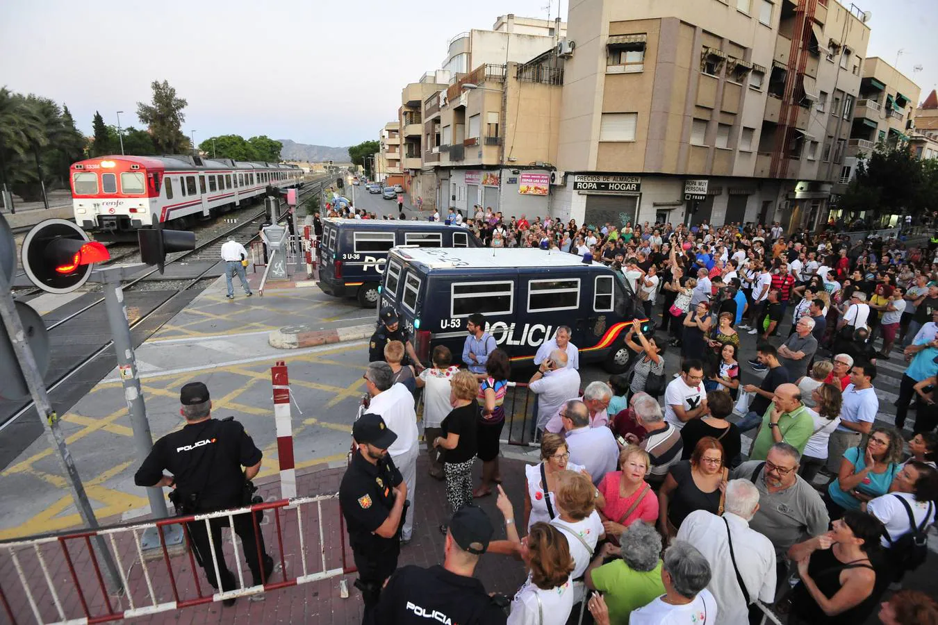 La movilización en el entorno de las vías llegó anoche a Ronda Sur y El Rollo, hasta donde se trasladaron los vecinos que estaban concentrados en el paso a nivel de Santiago el Mayor