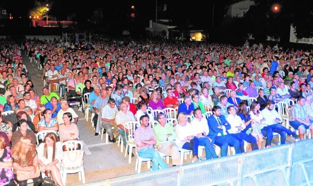 Mayores de todo el municipio acudieron anoche a la gala que se celebró en la explanada del Hotel Jardines de Lorca. 