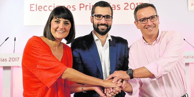 María González Veracruz, Francisco Lucas y Diego Conesa se estrechan las manos al inicio del debate de ayer en la sede regional del PSOE. 