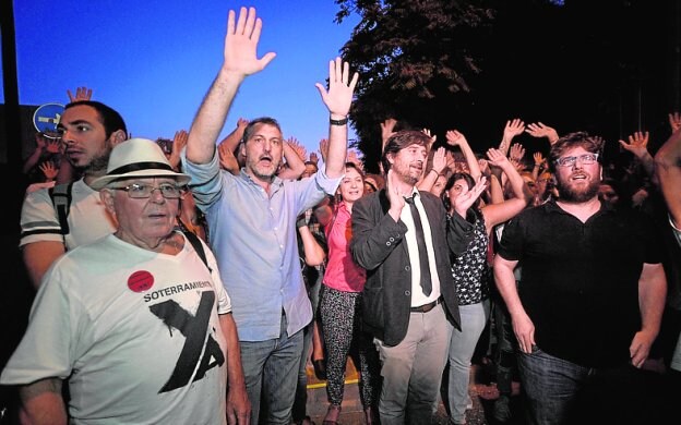 Contreras junto a Urralburu, Mayoral y Urbán, de Podemos, ayer.