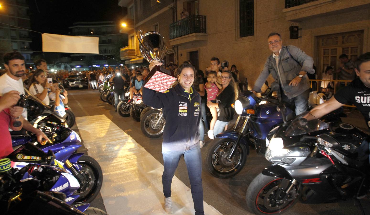 La piloto de Supersport, primera mujer que gana una prueba de velocidad de motociclismo, recibe un homenaje espontáneo de sus vecinos