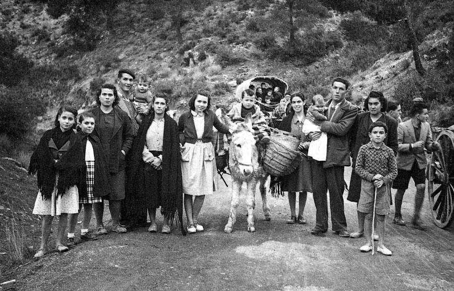 La Murcia de los años 40 es la protagonista de una excepcional exposición en Los Molinos del Río con una mínima parte de la obra fotográfica de Luis Argemí (1920-1994), retratista de calle que puso delante de su objetivo una Murcia que recuperaba la ilusión.