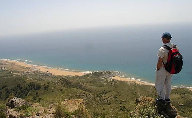 Un senderista contempla las playas de Calblanque desde la cima del Cabezo de la Fuente.