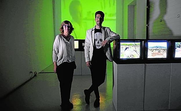 Marta López-Briones y José Javier Aliaga, ayer, en el Centro Párraga. 