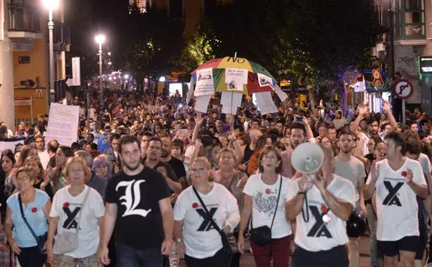 Los vecinos marchan por Murcia en el octavo día consecutivo de protestas. 