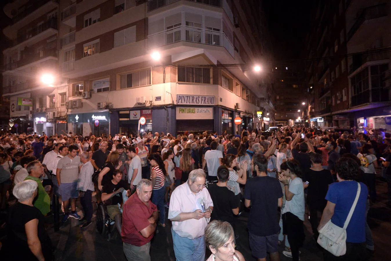 Los manifestantes que exigen el soterramiento de las vías del tren salieron este miércoles por la noche del ámbito del paso a nivel de Santiago el Mayor, llevando sus protestas hasta el corazón de la ciudad
