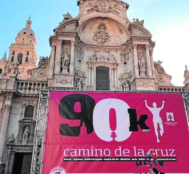 Cartel de la prueba, frente a la Catedral de Murcia.