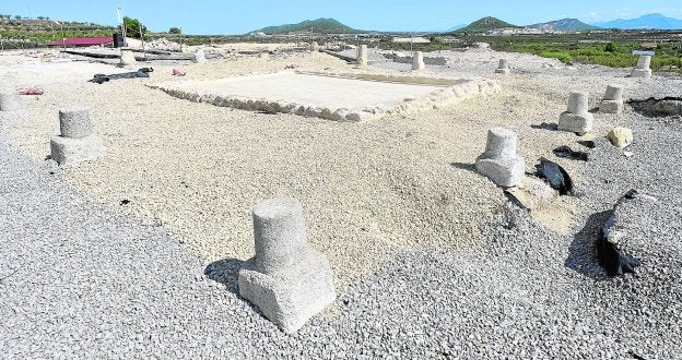 Peristilo y piscina del patio central interior de la 'domus' (parte noble residencial) de la villa romana.