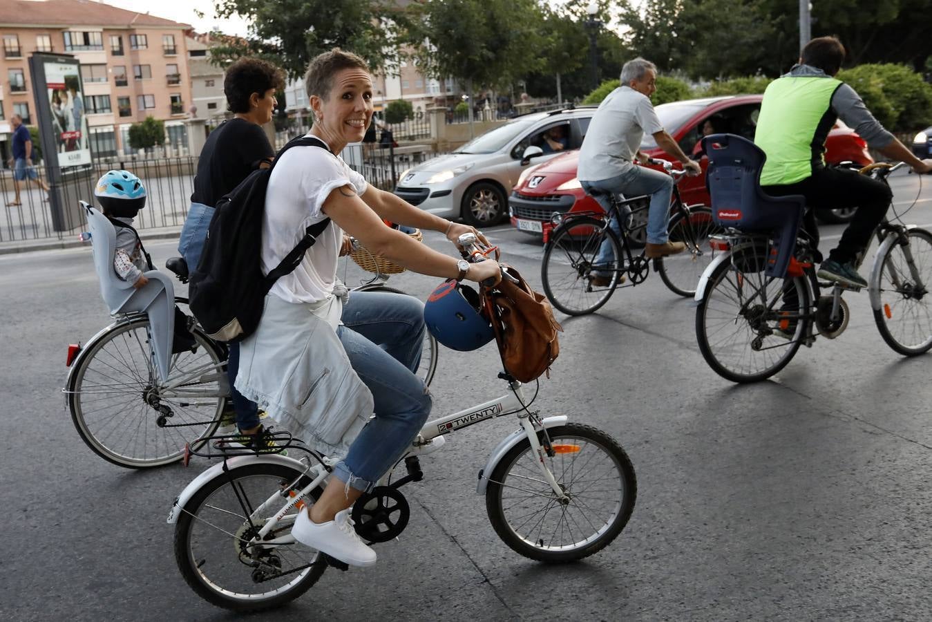 Más de 300 músicos de la Región interpretaron una versión de la canción 'The Wall', de Pink Floyd, junto al paso a nivel de Santiago el Mayor. También hubo una concentración en bici en apoyo al soterramiento.