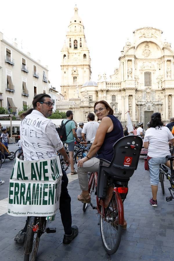 Más de 300 músicos de la Región interpretaron una versión de la canción 'The Wall', de Pink Floyd, junto al paso a nivel de Santiago el Mayor. También hubo una concentración en bici en apoyo al soterramiento.