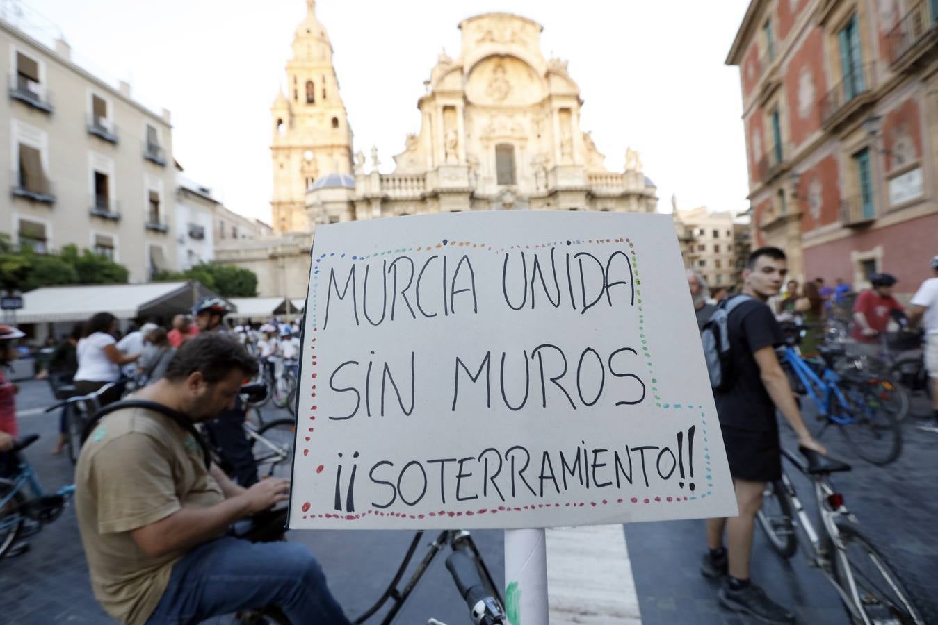 Más de 300 músicos de la Región interpretaron una versión de la canción 'The Wall', de Pink Floyd, junto al paso a nivel de Santiago el Mayor. También hubo una concentración en bici en apoyo al soterramiento.