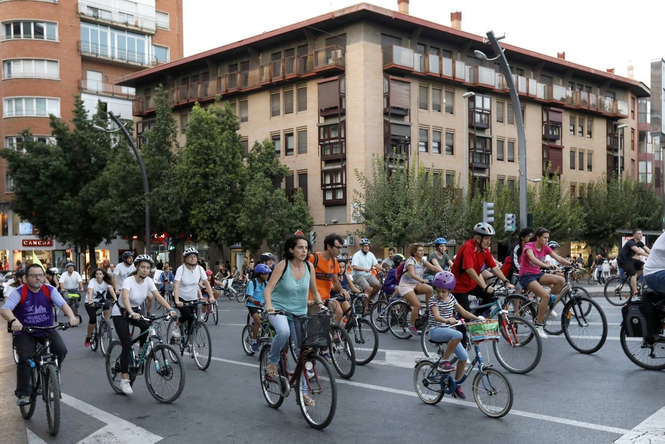 Más de 300 músicos de la Región interpretaron una versión de la canción 'The Wall', de Pink Floyd, junto al paso a nivel de Santiago el Mayor. También hubo una concentración en bici en apoyo al soterramiento.