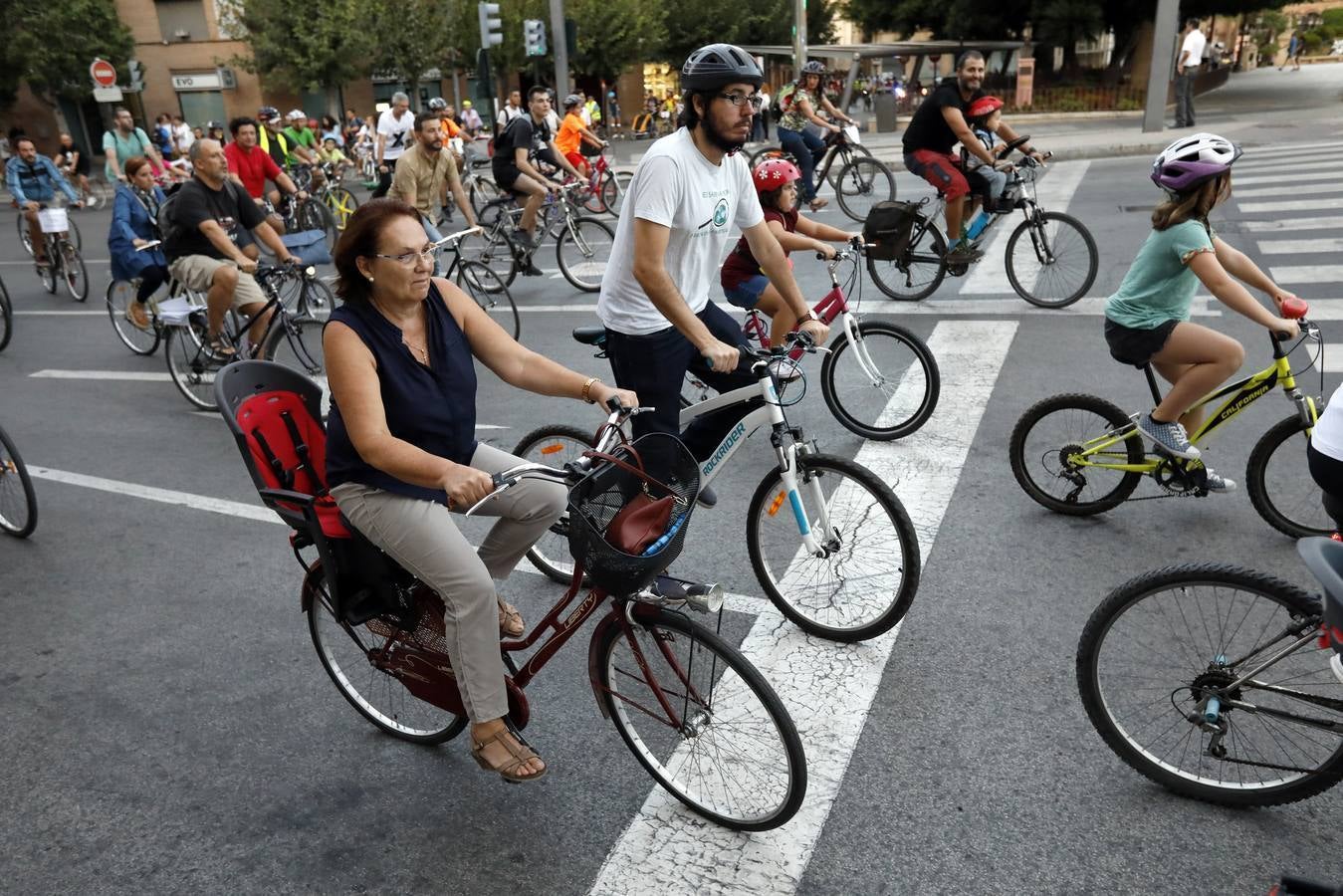 Más de 300 músicos de la Región interpretaron una versión de la canción 'The Wall', de Pink Floyd, junto al paso a nivel de Santiago el Mayor. También hubo una concentración en bici en apoyo al soterramiento.